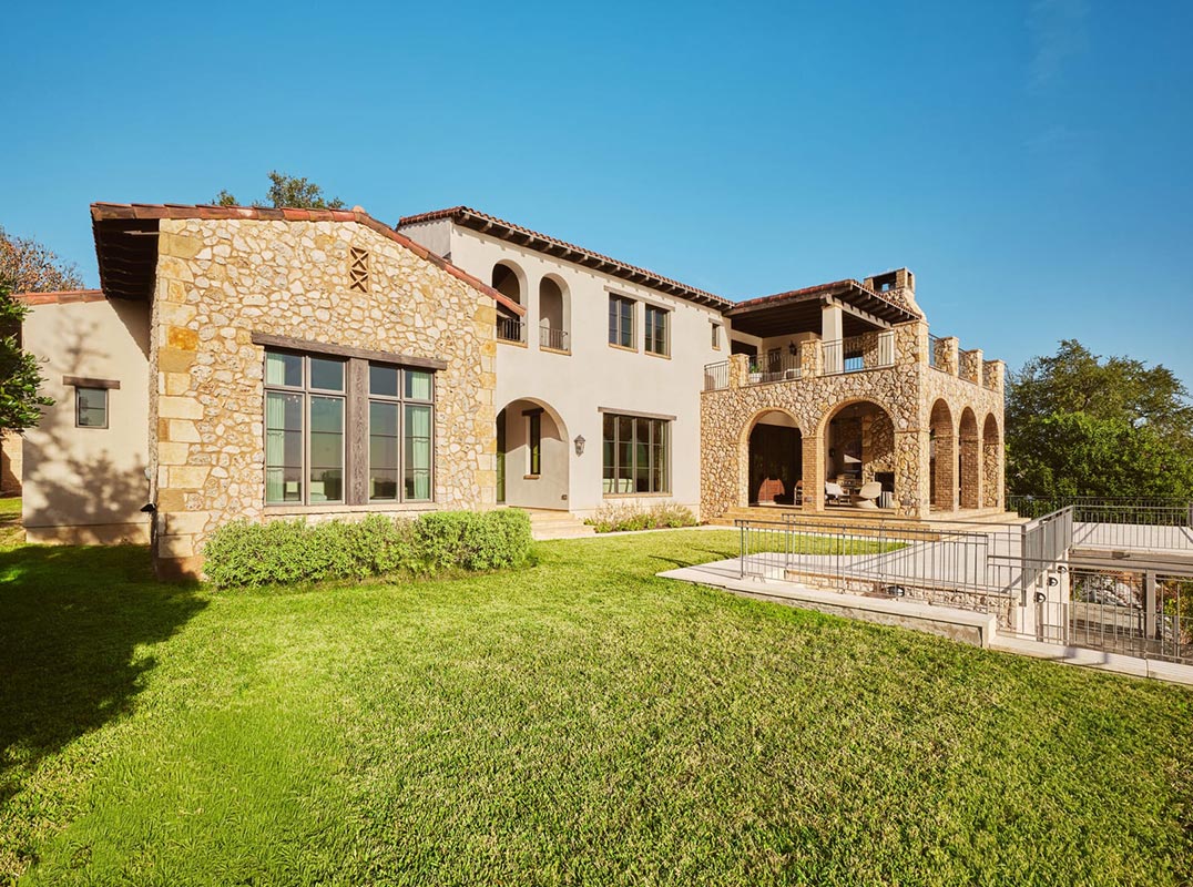 Lakeshore Horizon: Waterfront Villa with Lake & City View